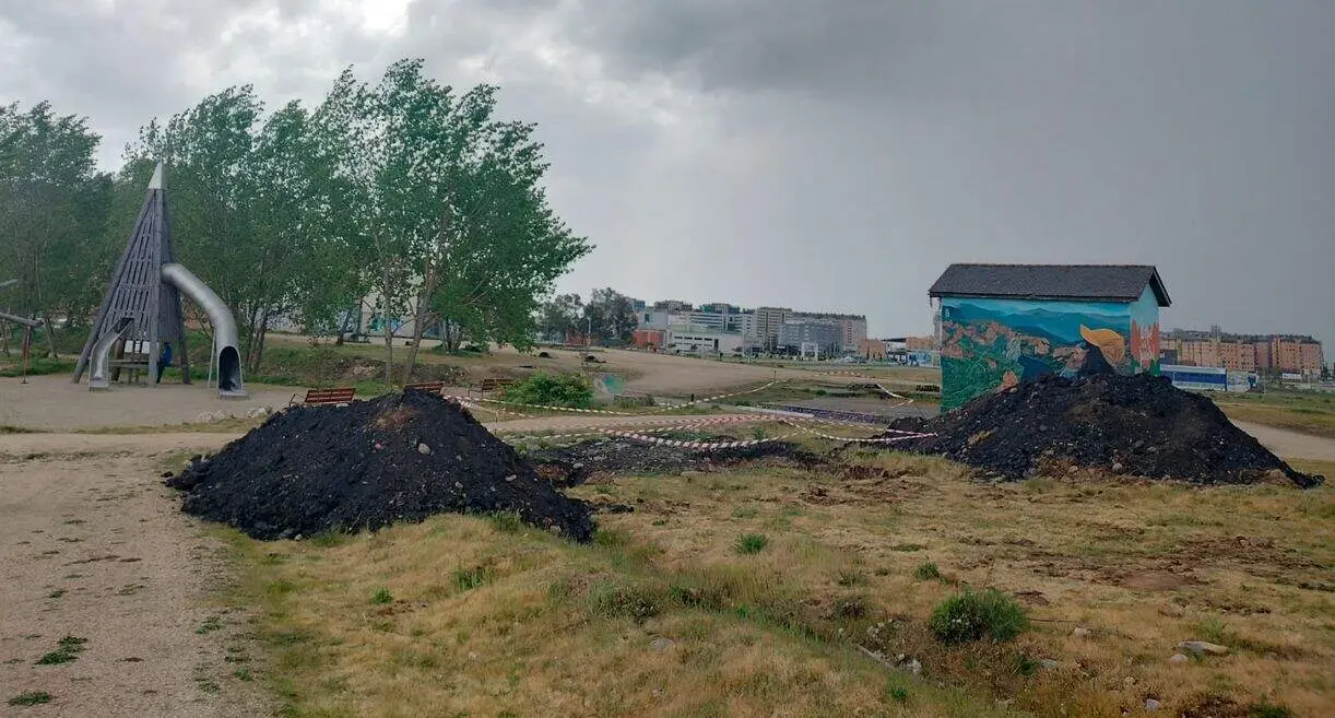 Obras de instalaci&oacute;n de la tirolina en el Parque de la Juventud de Ponferrada. Foto: Ayto. Ponferrada.