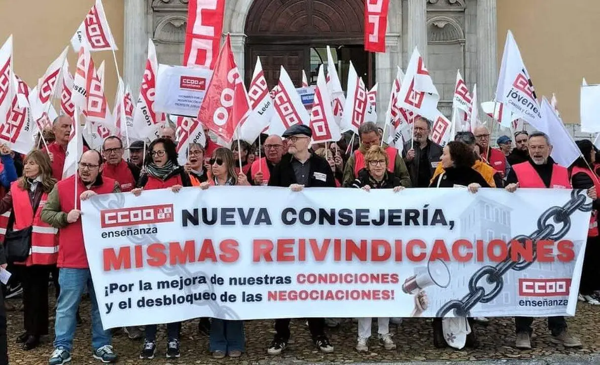 Concentraci&oacute;n de CCOO frente a  Educaci&oacute;n este jueves. Foto: CCOO.