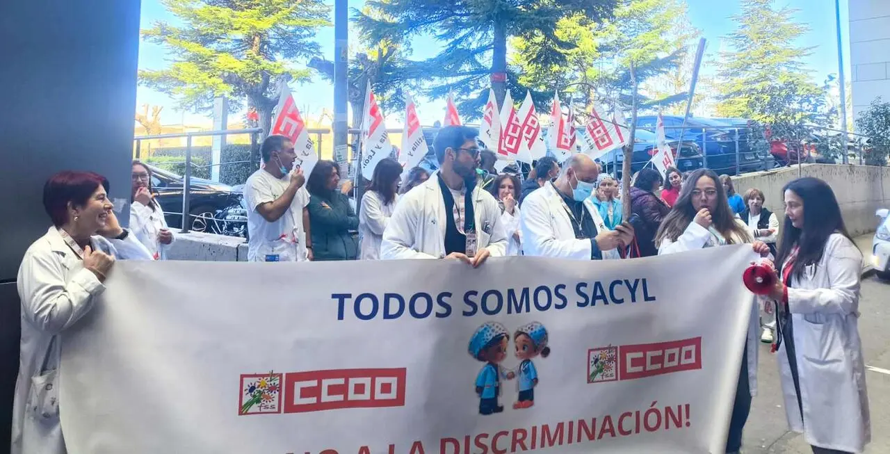 Un instante de la protesta realizada este viernes a las puertas del Hospital de Le&oacute;n.