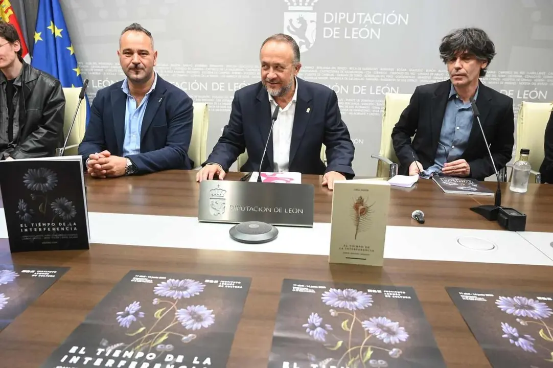 El presidente de la Diputaci&oacute;n de Le&oacute;n, Gerardo &Aacute;lvarez Courel, presenta la exposici&oacute;n &lsquo;El tiempo de la interferencia&rsquo;. Asisten tambi&eacute;n el diputado de Cultura, Arte y Patrimonio, Emilio Mart&iacute;nez; el comisario de la muestra y fundador de Interface Studio, Jorge Quijano, y el director del Musac, &Aacute;lvaro Rodr&iacute;guez Fominaya
