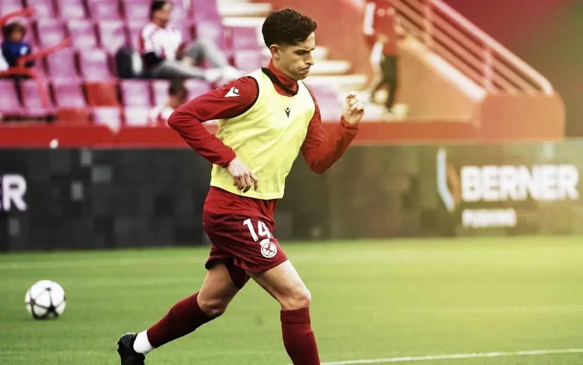 Bicho, durante el calentamiento previo al partido.