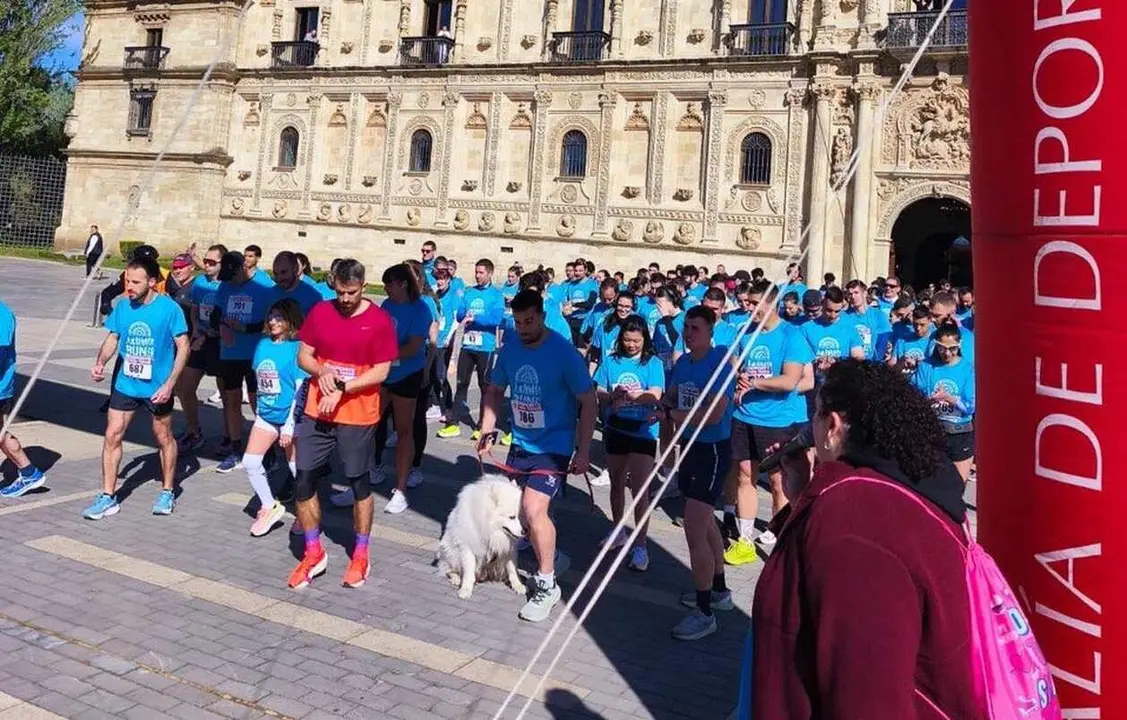 La concejala Vera L&oacute;pez da la salida a los participantes en la carrera solidaria.