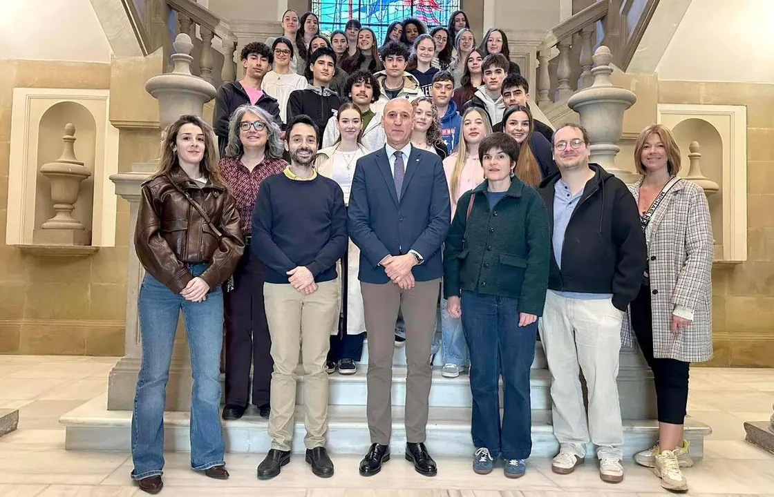 Los alumnos galos se realizan la tradicional foto de familia en el Ayuntamiento de San Marcelo.
