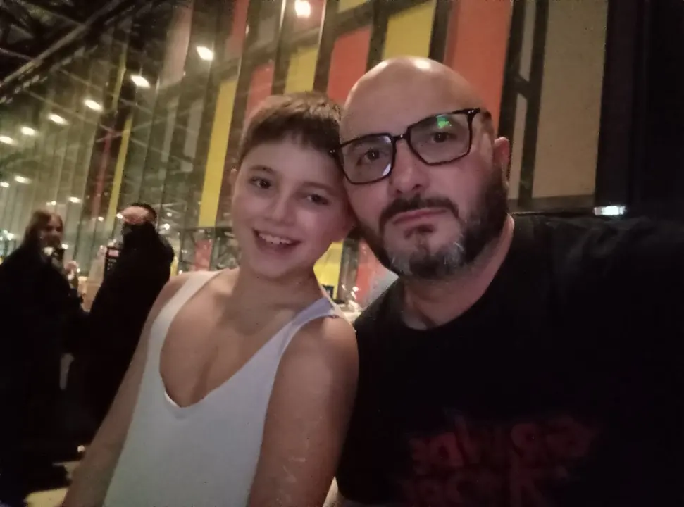 El promotor musical leon&eacute;s, &Aacute;lvaro Ferrero, junto a su hijo en el &uacute;ltimo concierto de La M.O.D.A. en Le&oacute;n.