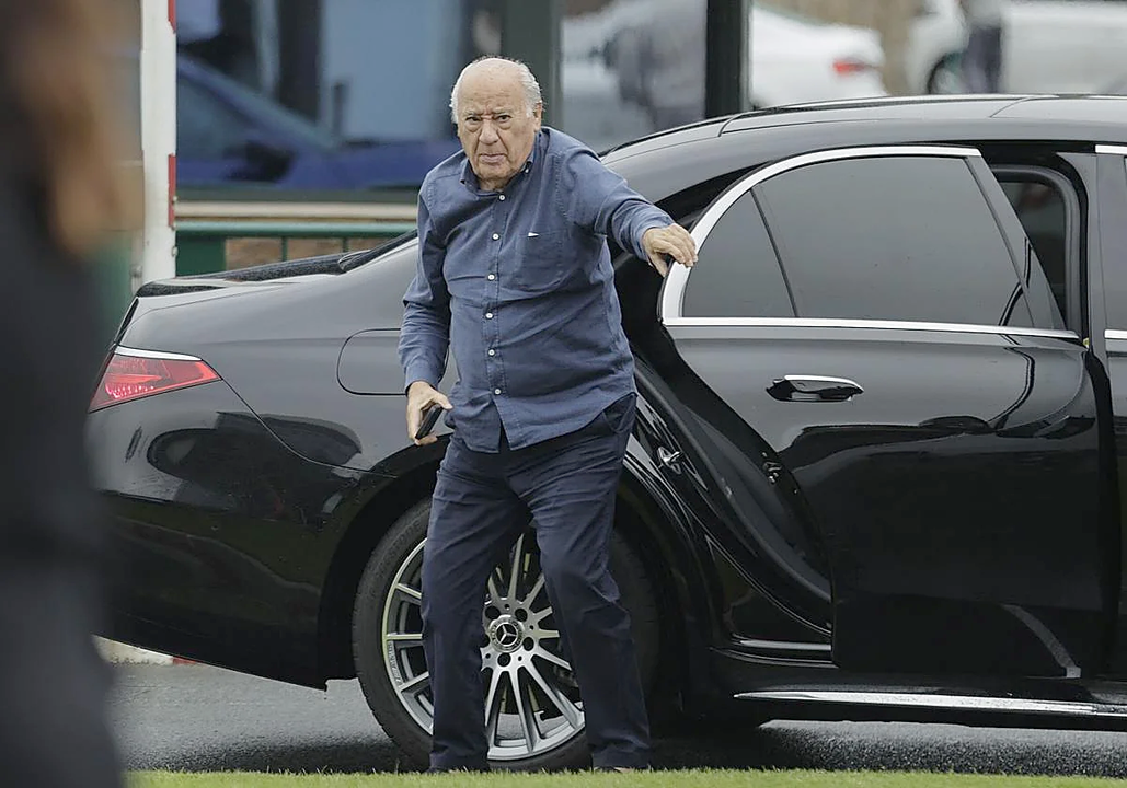 Amancio Ortega desciende de su veh&iacute;culo en una imagen de archivo.
