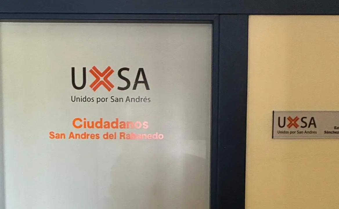 Rotulaci&oacute;n de la puerta del despacho municipal de UxSA criticada por CCD en una imagen decida por la formaci&oacute;n.