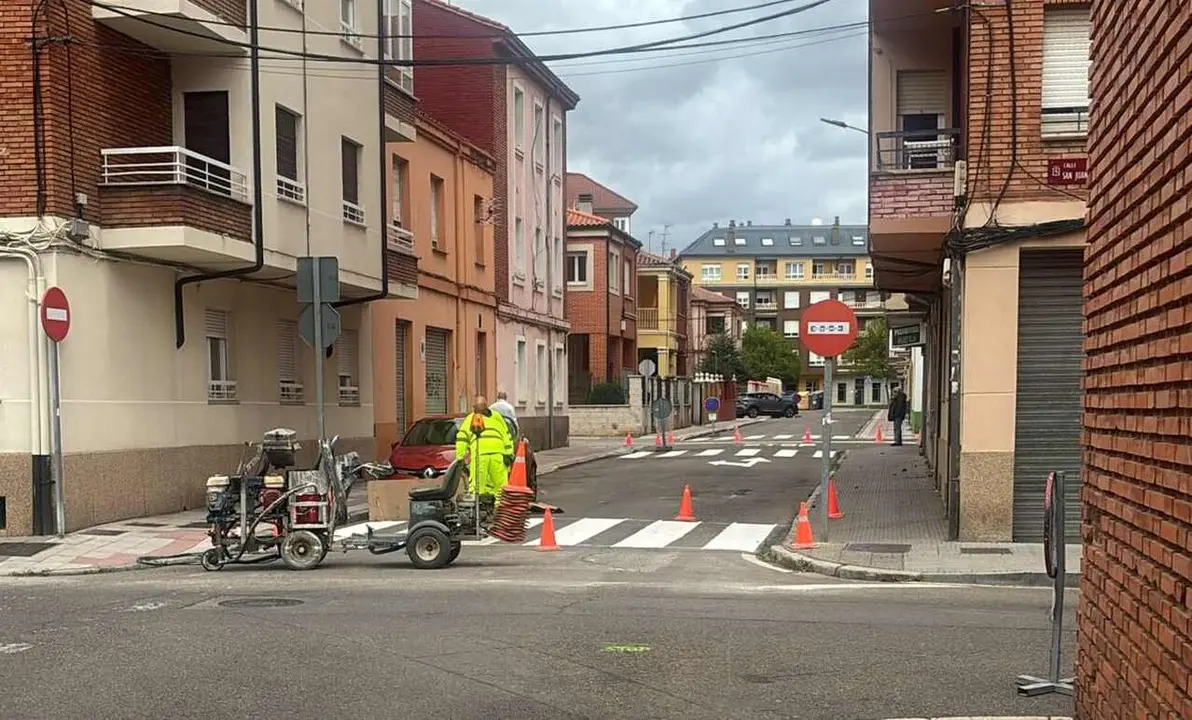 Imagen de las obras de intervenci&oacute;n en la se&ntilde;alizaci&oacute;n horizontal en la zona.