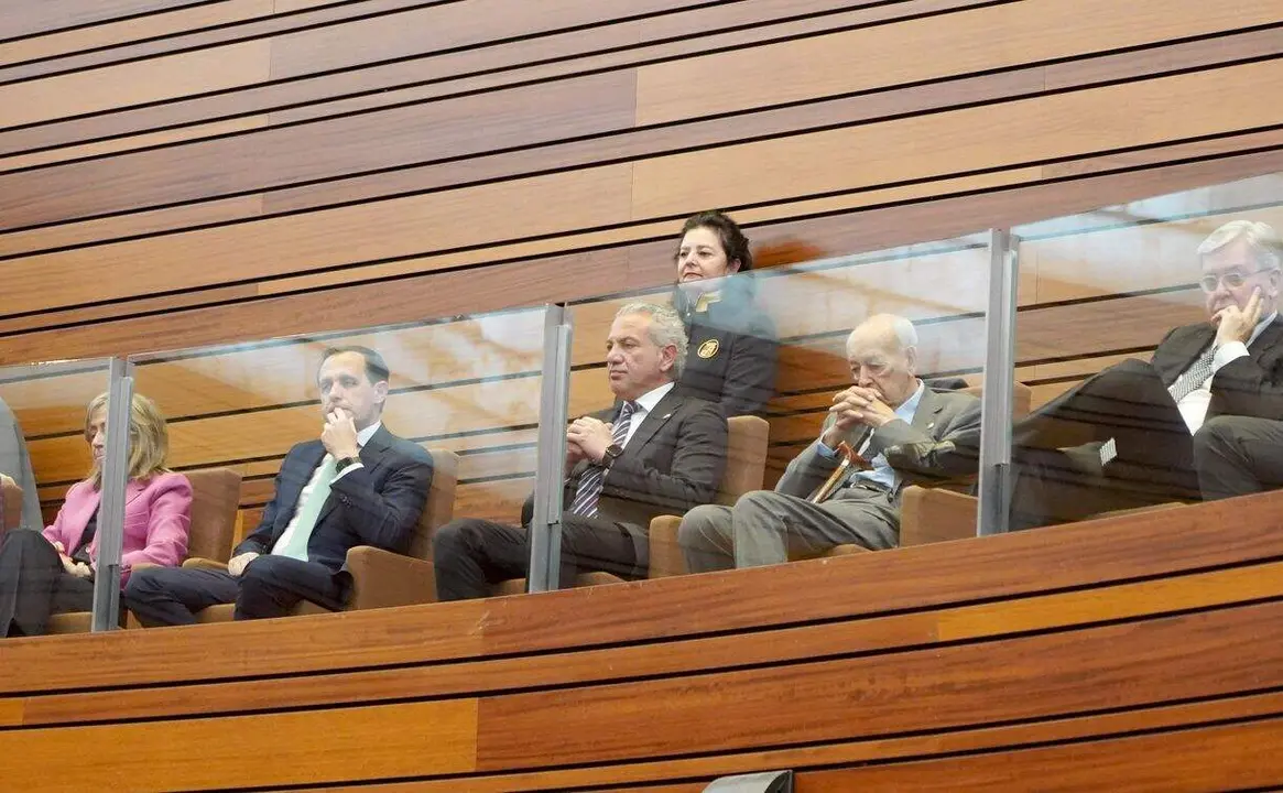 El delegado del Gobierno, el el leon&eacute;s Nicanor Sen (centro), en la sesi&oacute;n constitutiva de las Cortes de Castilla y Le&oacute;n de la XII Legislatura.