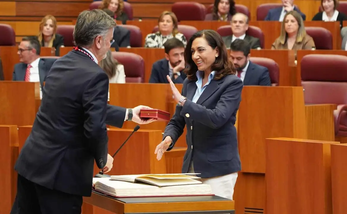 Alicia Gallego (UPL), en el momento de rechazar la medalla de las Cortes.