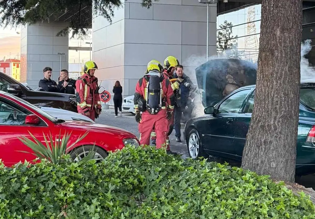 Bomberos Le&oacute;n interviene en el Hospital de Le&oacute;n por el incendio de un coche.