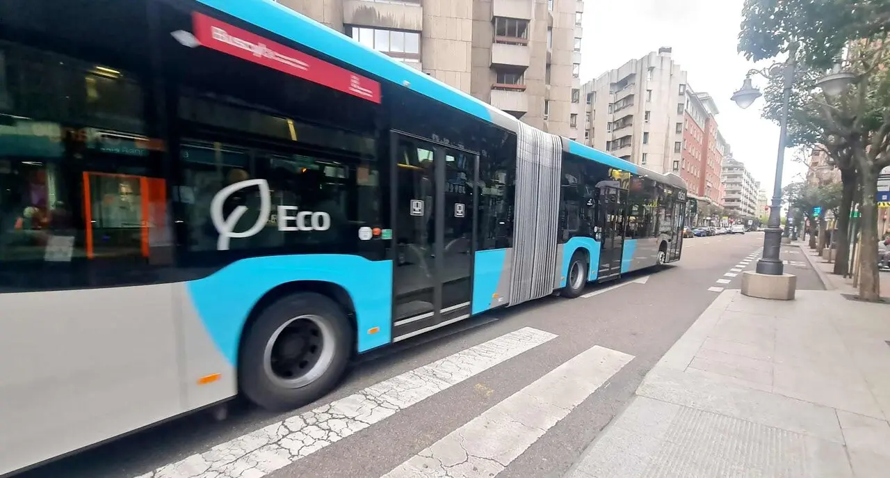Imagen de un bus irterurbano a su paso por Le&oacute;n capital.