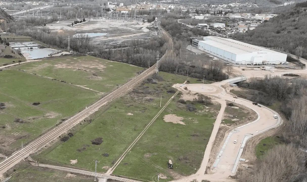 Vista del centro de innovaci&oacute;n que desarrollar&aacute; Reolum en La Robla y el acceso al mismo.