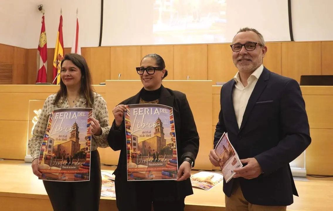 El concejal de Fiestas del Ayuntamiento de Ponferrada, Carlos Cortina, y miembros de la Asociaci&oacute;n de Libreros, durante la presentaci&oacute;n dela Feria del Libro