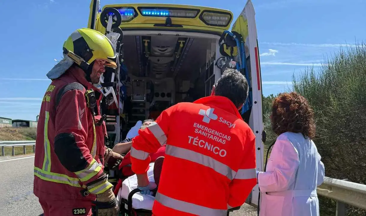 Bomberos y personal sanitario durante un accidente.