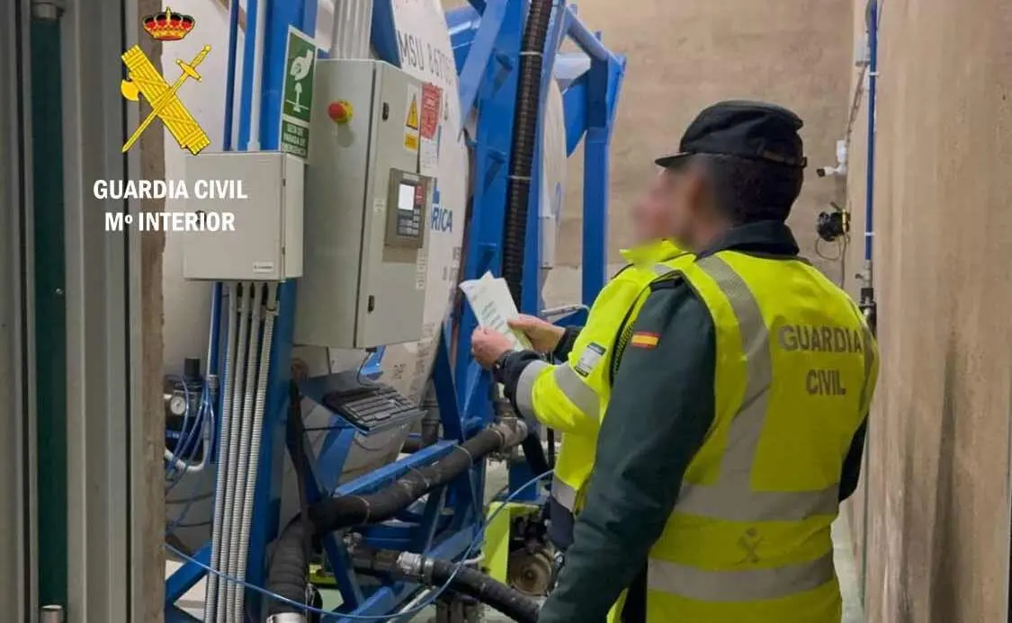 Efectivos de la Guardia Civil durante la supervisi&oacute;n de producci&oacute;n de explosivos.