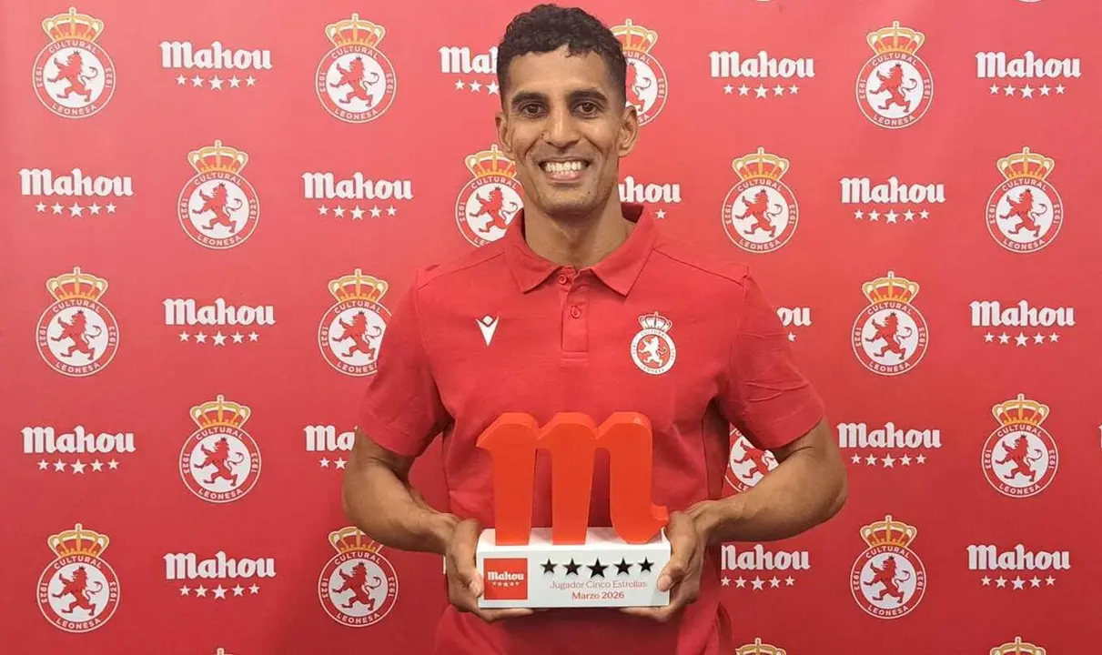 V&iacute;ctor Garc&iacute;a, en el momento de recibir su trofeo a la regularidad.