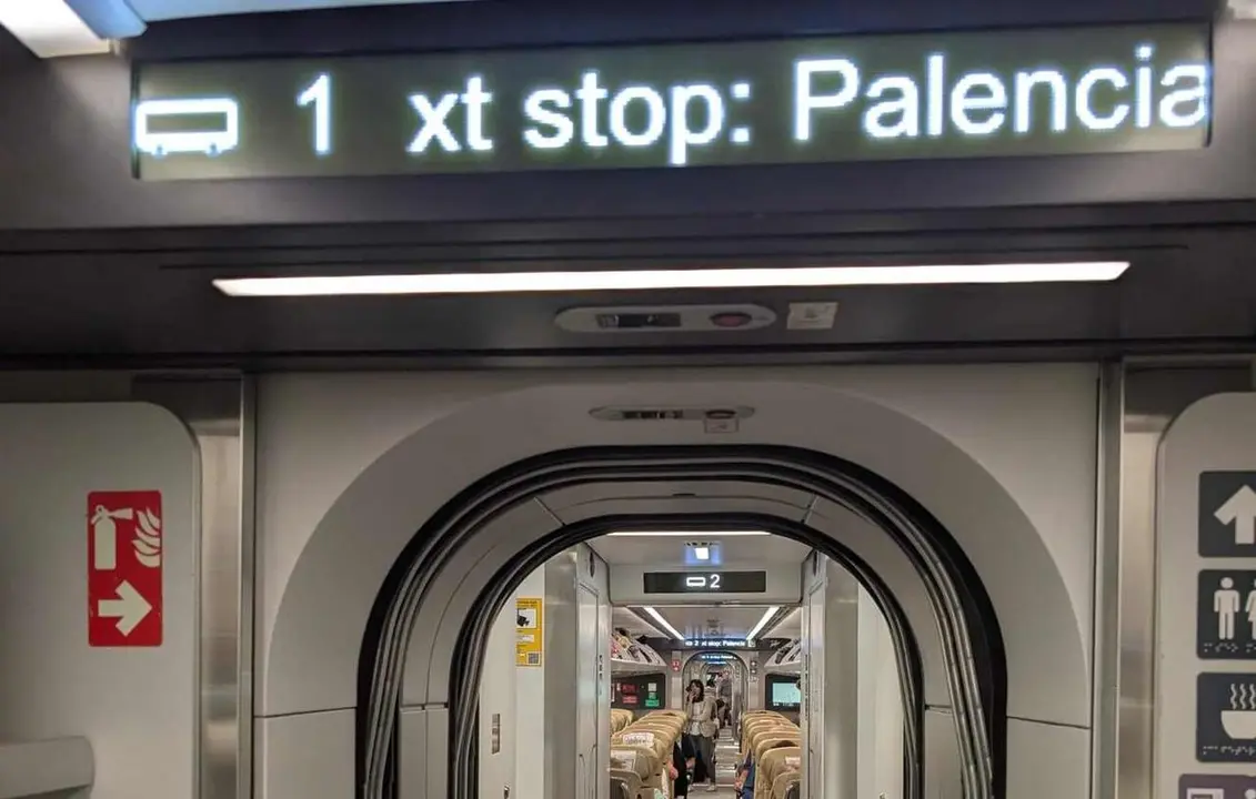 Imagen del interior del tren detenido en Palencia y con destino a Le&oacute;n tras el arrollamiento de una persona.