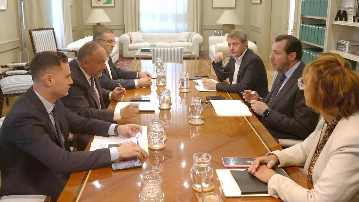 Era el 16 de octubre y en esa reuni&oacute;n Puente se compromet&iacute;a a la "inminente" visita de la directora de Aena a Le&oacute;n. Ha pasado medio a&ntilde;o.