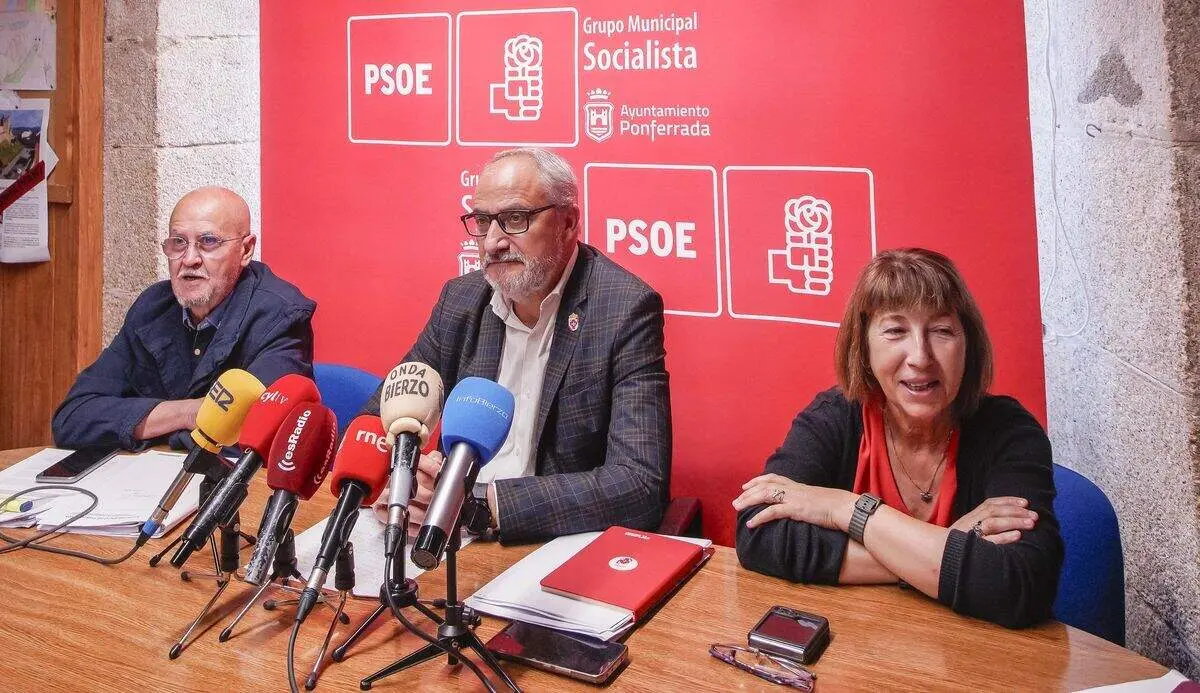 El portavoz del PSOE en el Ayuntamiento de Ponferrada, Olegario Ram&oacute;n (C), junto a los concejales Pedro Fern&aacute;ndez (I), y Mabel Fern&aacute;ndez, durante su comparecencia para hablar de la reciente sentencia sobre la red de calor de la ciudad