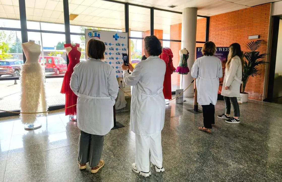Exposici&oacute;n de la Ponferrada Fashion Week en el hall del Hospital El Bierzo