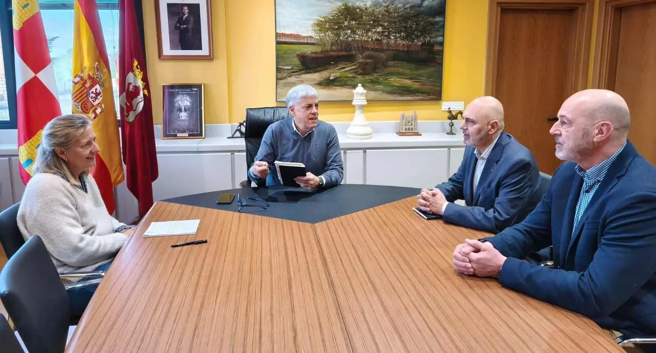 Visita de la Academia de las Artes al delegado de la Junta en Le&oacute;n.