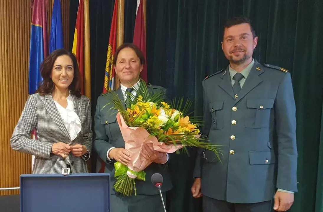 La alcaldesa de la localidad, , junto a 'Trini', durante el homenaje en el consistorio param&eacute;s.