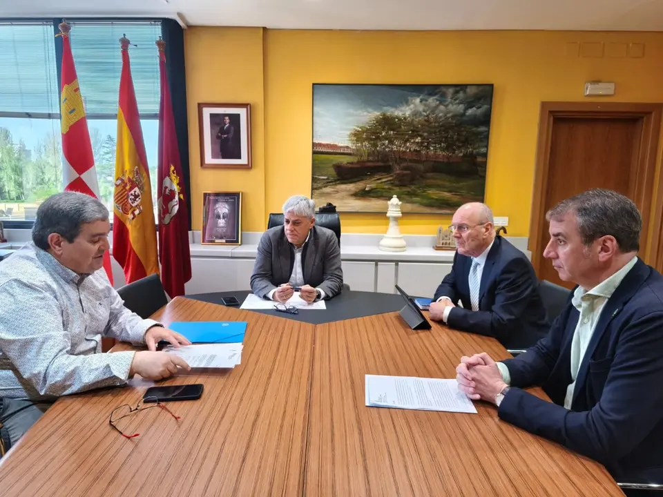 Un instante de la reuni&oacute;n con el alcalde de Turcia.
