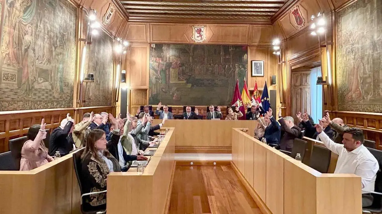 Un instante de una de las votaciones realizadas durante el pleno.