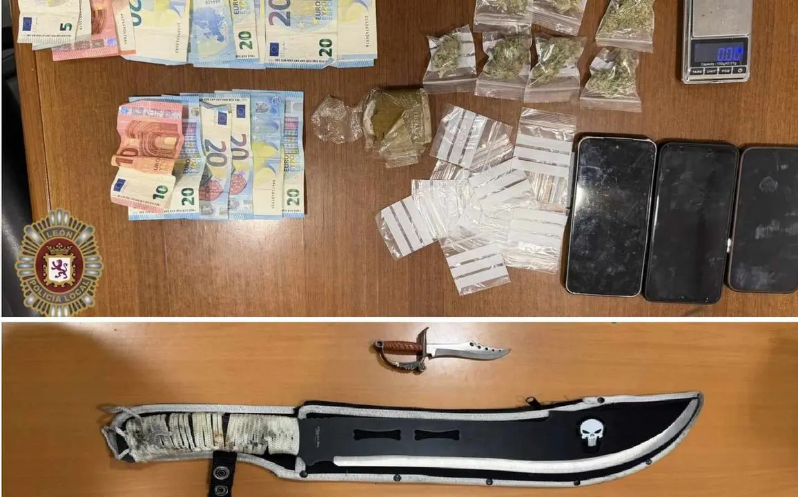 Imagen de la droga y las armas incautados por la Polic&iacute;a Local de Le&oacute;n.
