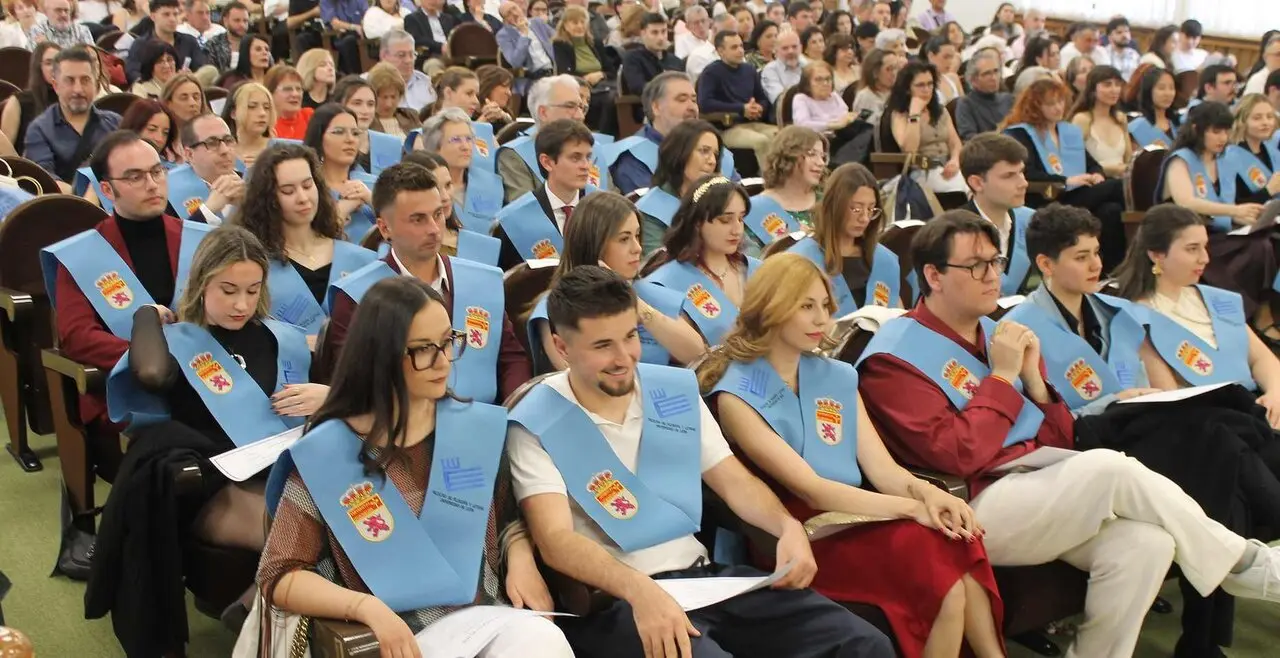 Imagen de los alumnos egresados, durante la ceremonia.