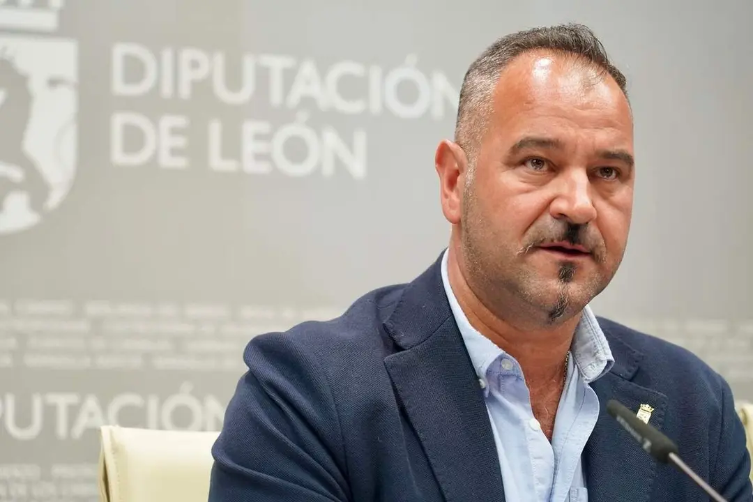 El diputado de Cultura, Arte y Patrimonio, Emilio Mart&iacute;nez Mor&aacute;n; la concejala de Acci&oacute;n y Promoci&oacute;n Cultural del Ayuntamiento de Le&oacute;n, Elena Aguado; y el presidente de la Asociaci&oacute;n de Libreros de Le&oacute;n, &Oacute;scar Garc&iacute;a Fern&aacute;ndez, presentan el D&iacute;a del Libro 2026