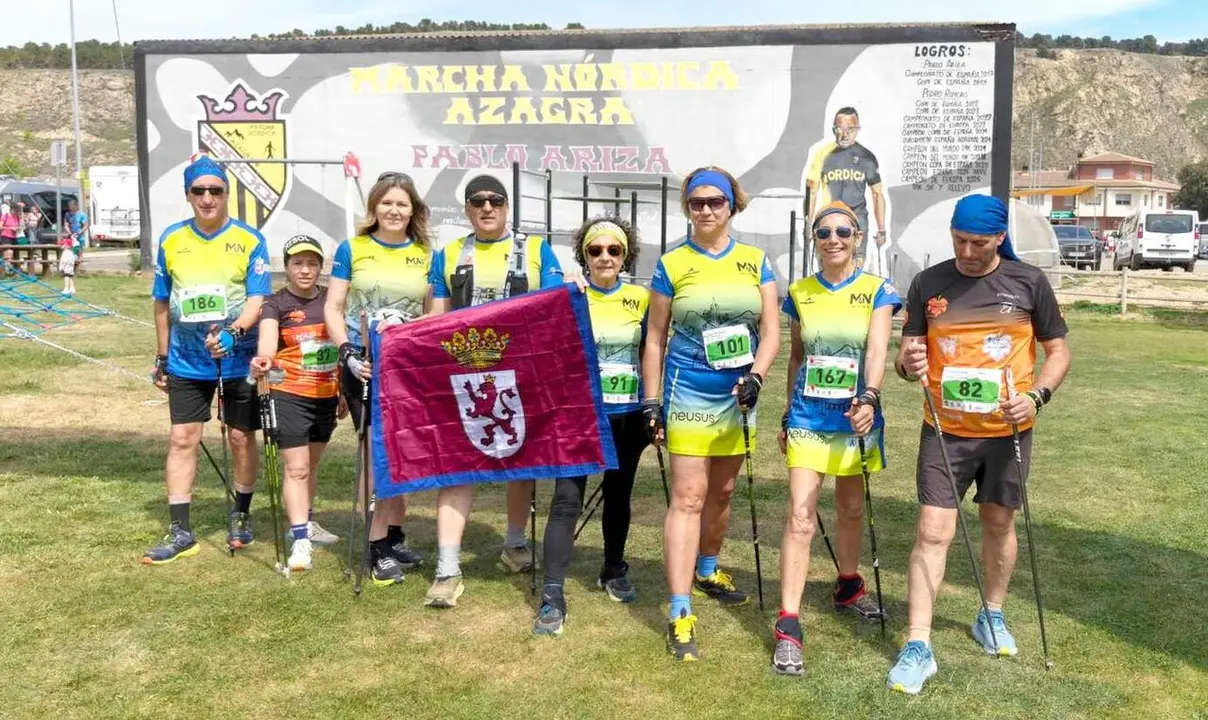 Los representantes del equipo leon&eacute;s, con su bandera.
