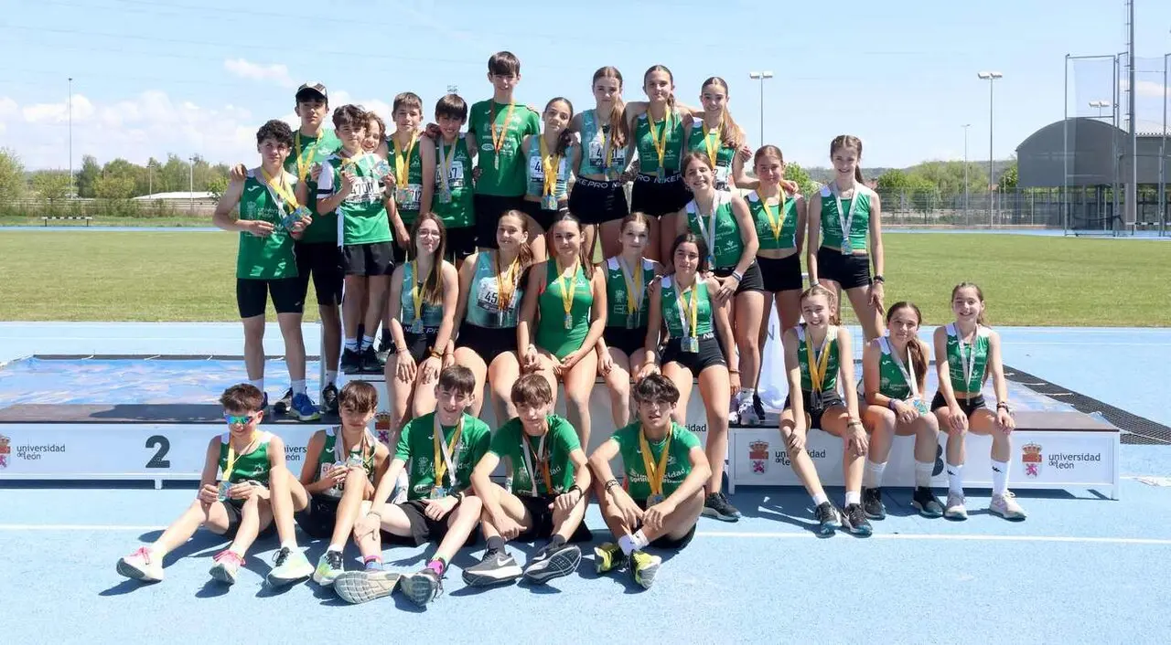 Equipo sub14-16 sobre la pista de atletismo.