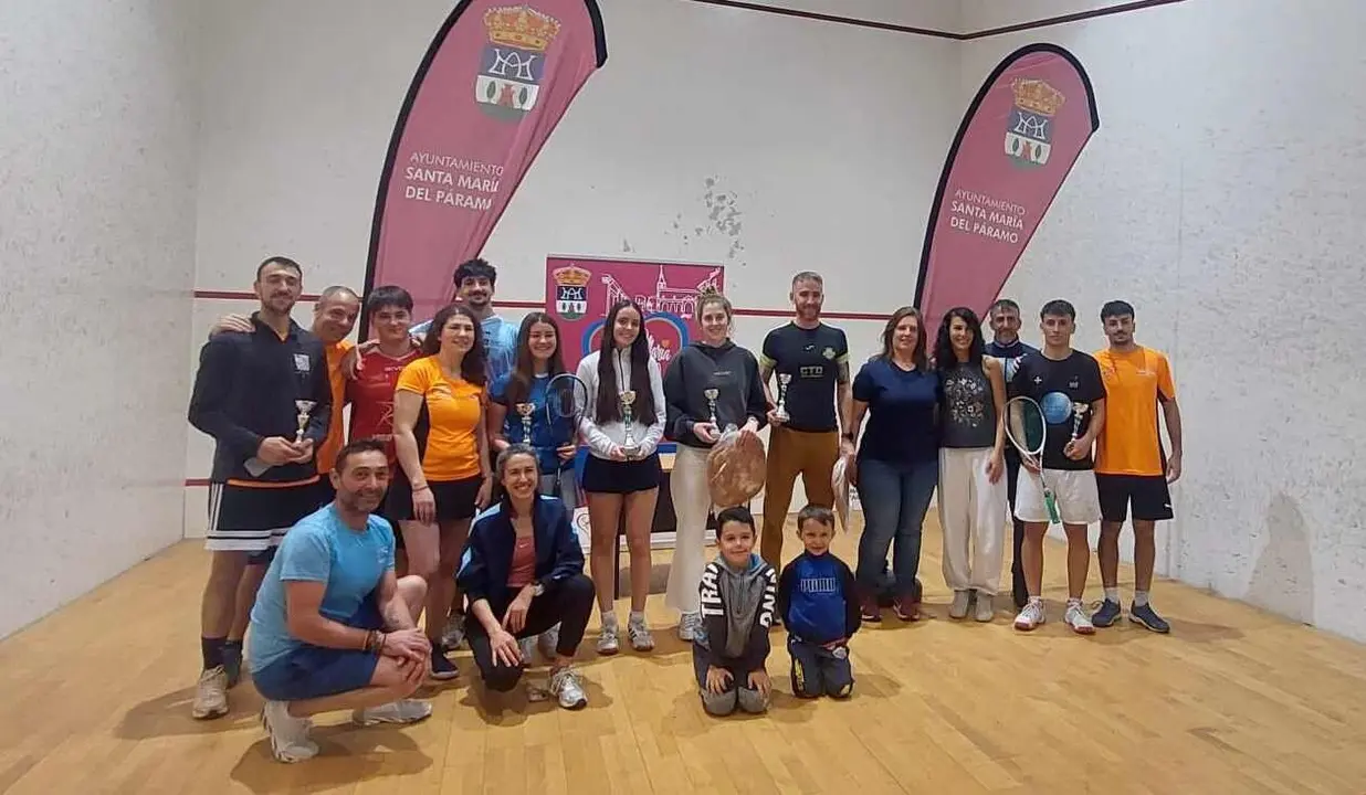 Los participantes en la competici&oacute;n, en una foto de familia.