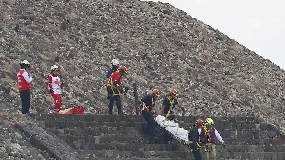 Equipos de emergencias trasladan a la turista tiroteada en M&eacute;xico.