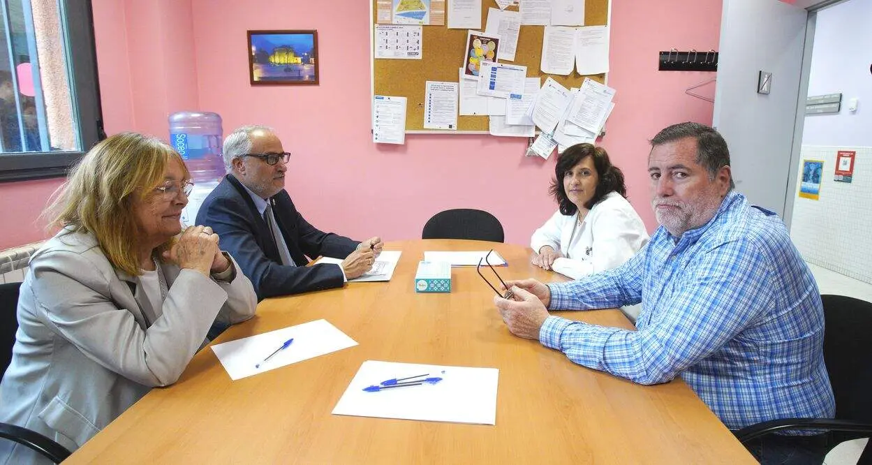 El presidente del Consejo Comarcal del Bierzo, Olegario Ram&oacute;n (I), junto al gerente de Asistencia Sanitaria del Bierzo, Juan Ortiz de Saracho (D), durante la reuni&oacute;n de esta ma&ntilde;ana en la sede del Centro de Atenci&oacute;n a Drogodependientes (CAD), en Ponferrada e