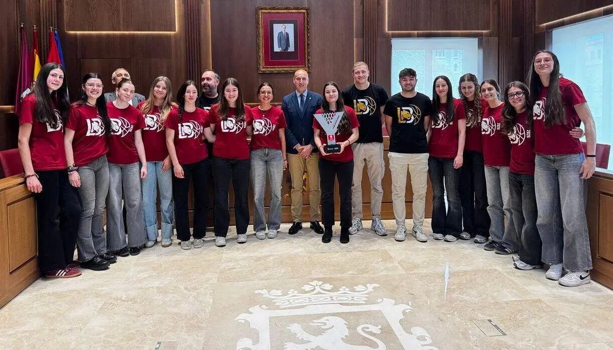 El alcalde de Le&oacute;n recibi&oacute; este martes a las jugadoras y cuerpo t&eacute;cnico del Lioness Somos Hijolusa. Foto: Ayto. Le&oacute;n.