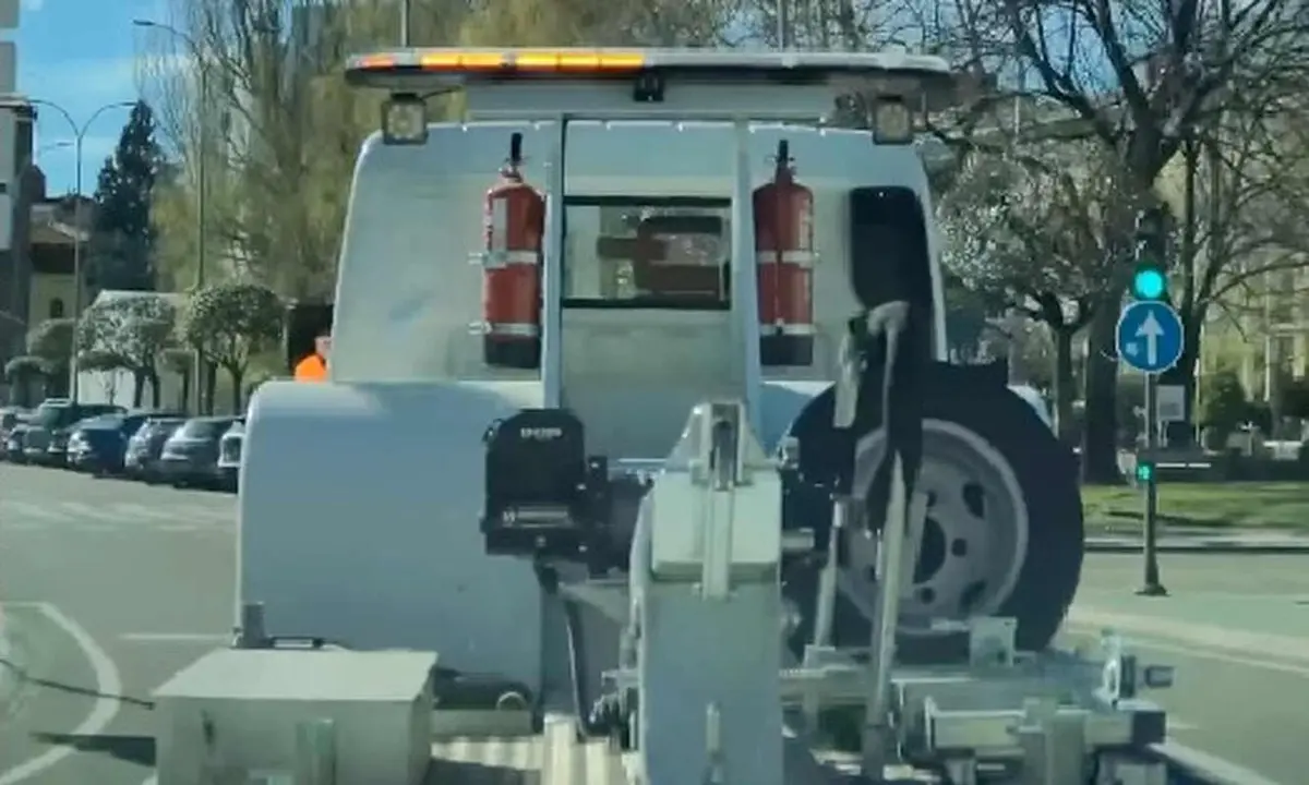 Imagen de la gr&uacute;a municipal momentos antes de perder el veh&iacute;culo que transportaba.