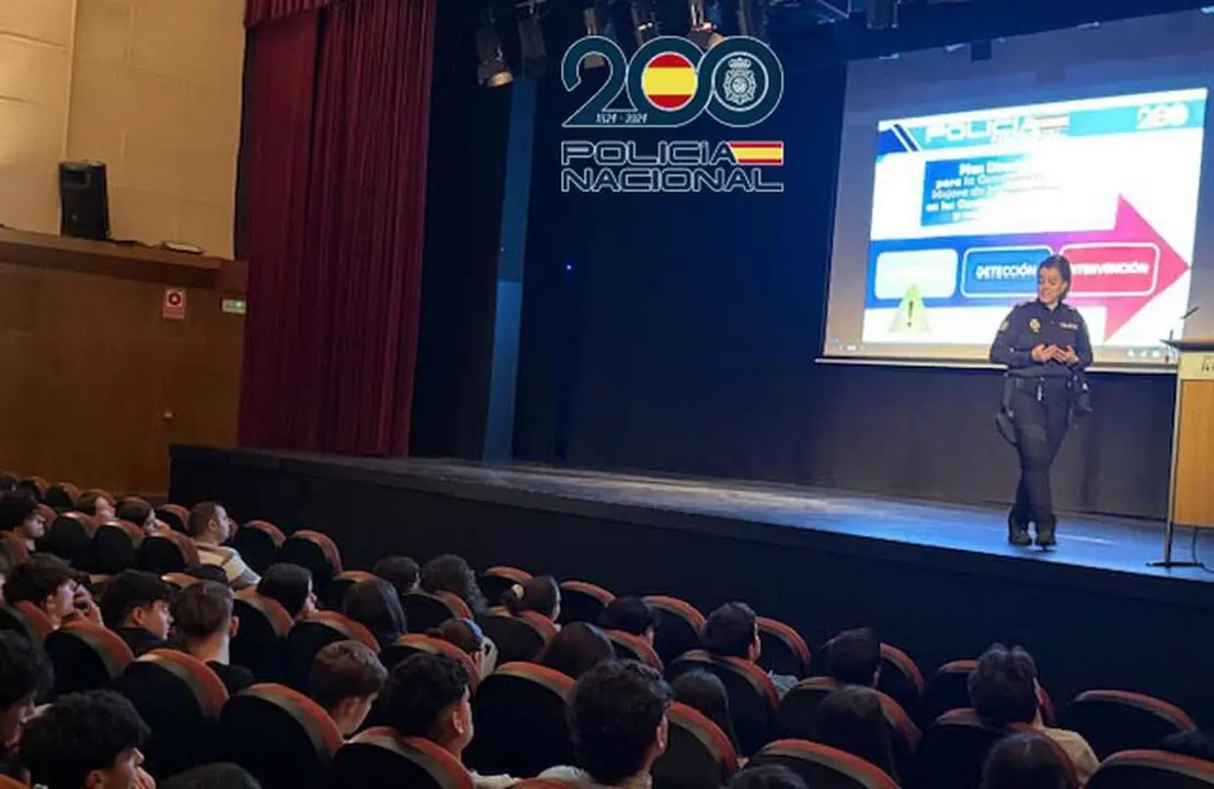 Un instante de la charla impartida a los m&aacute;s j&oacute;venes.