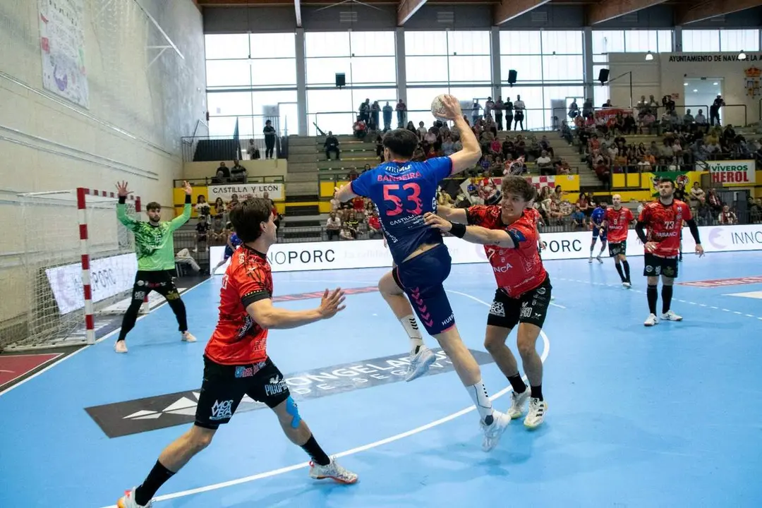 Un ataque del Nava antela defensa del Ademar este mi&eacute;rcoles. Foto: BM Nava.