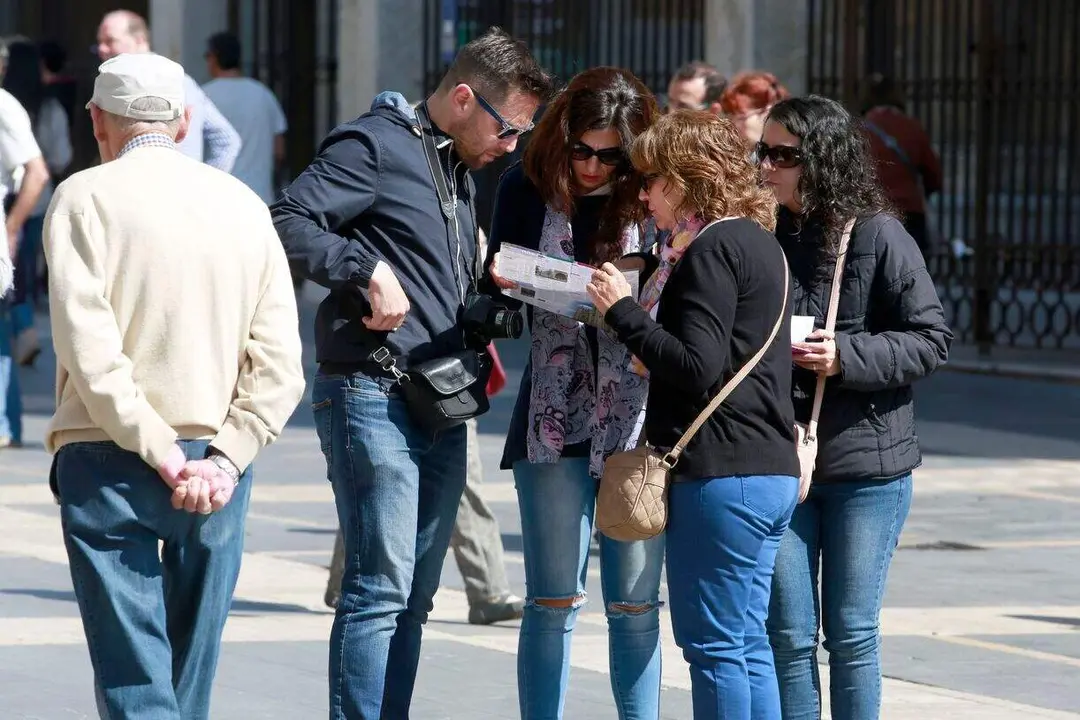 Turistas en Le&oacute;n durante las fiestas de Semana Santa en una imagen de archivo.