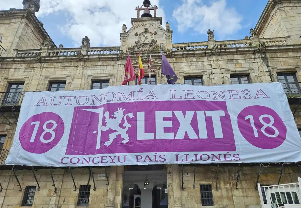 Imagen de la pancarta colocada en la Plaza Mayor.