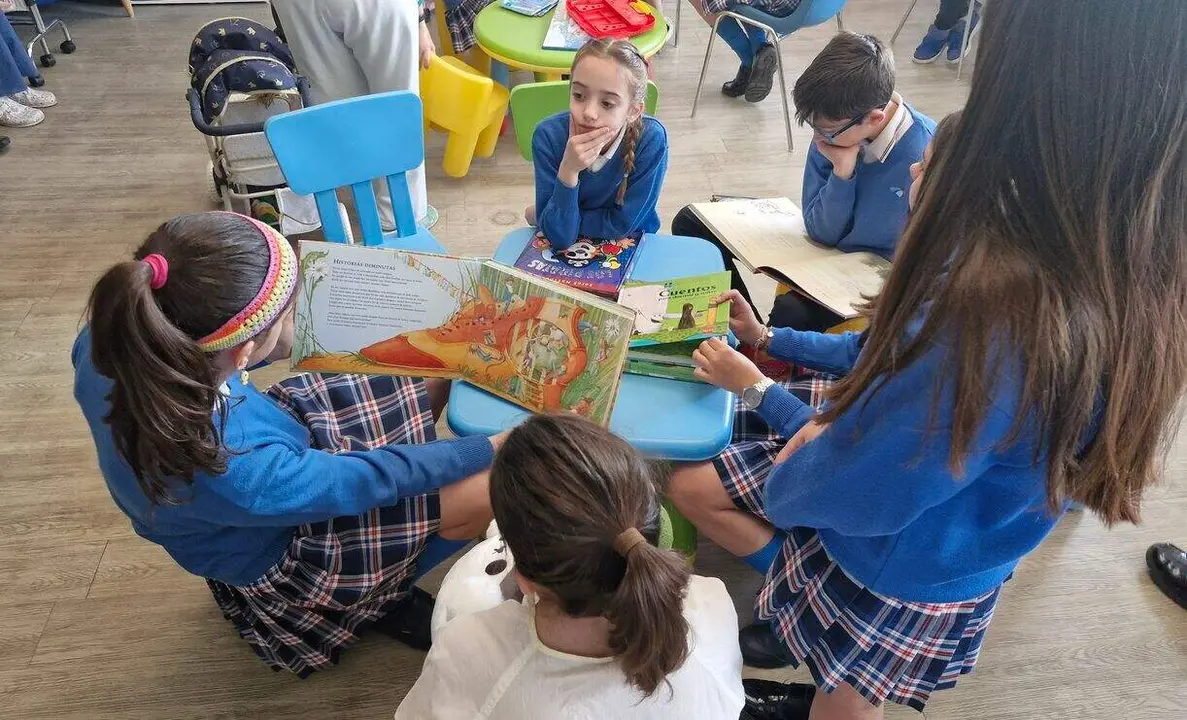 Campa&ntilde;a 'Hoy te leo yo' en la planta de Pediatr&iacute;a del Hospital El Bierzo. Foto: Gasbi.