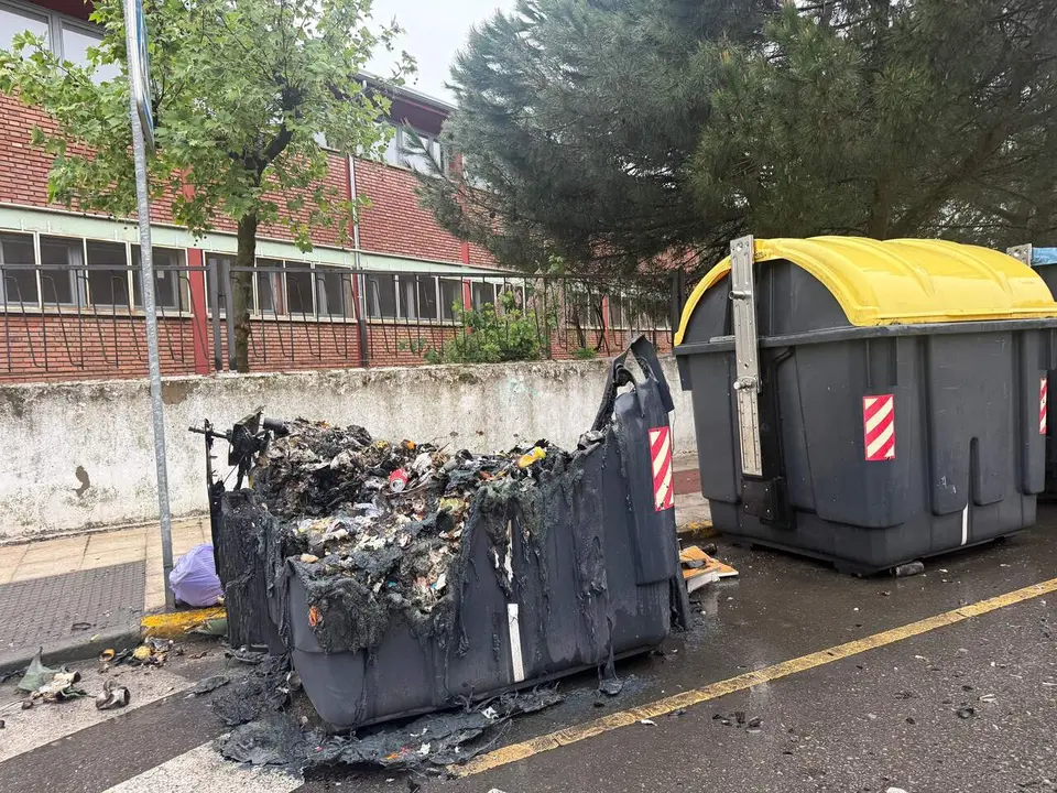 Un contenedor en la carretera Alfageme con la calle Eduardo G. Pastrana de Trobajo qued&oacute; calcinado anoche. Foto: Ayto. San Andr&eacute;s.