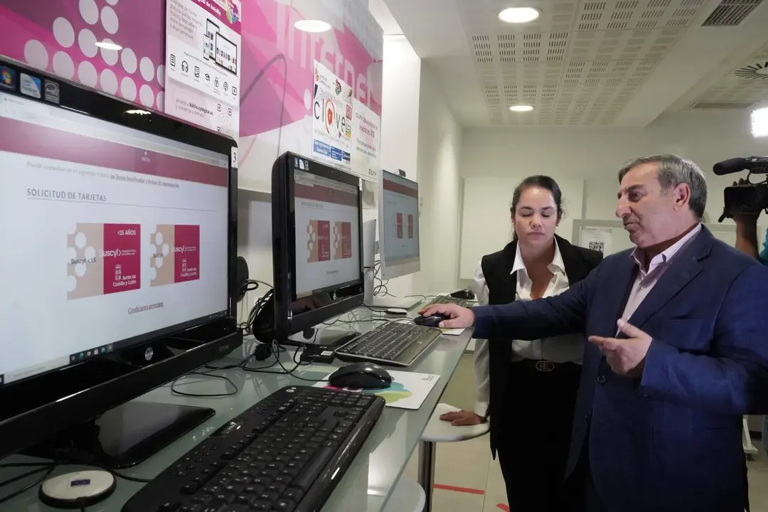 El consejero de Movilidad y Transformaci&oacute;n Digital, Jos&eacute; Luis Sanz Merino, visita el Espacio CyL Digital de Valladolid con motivo de la entrada en funcionamiento del servicio de asesoramiento para el usuario de Buscyl.