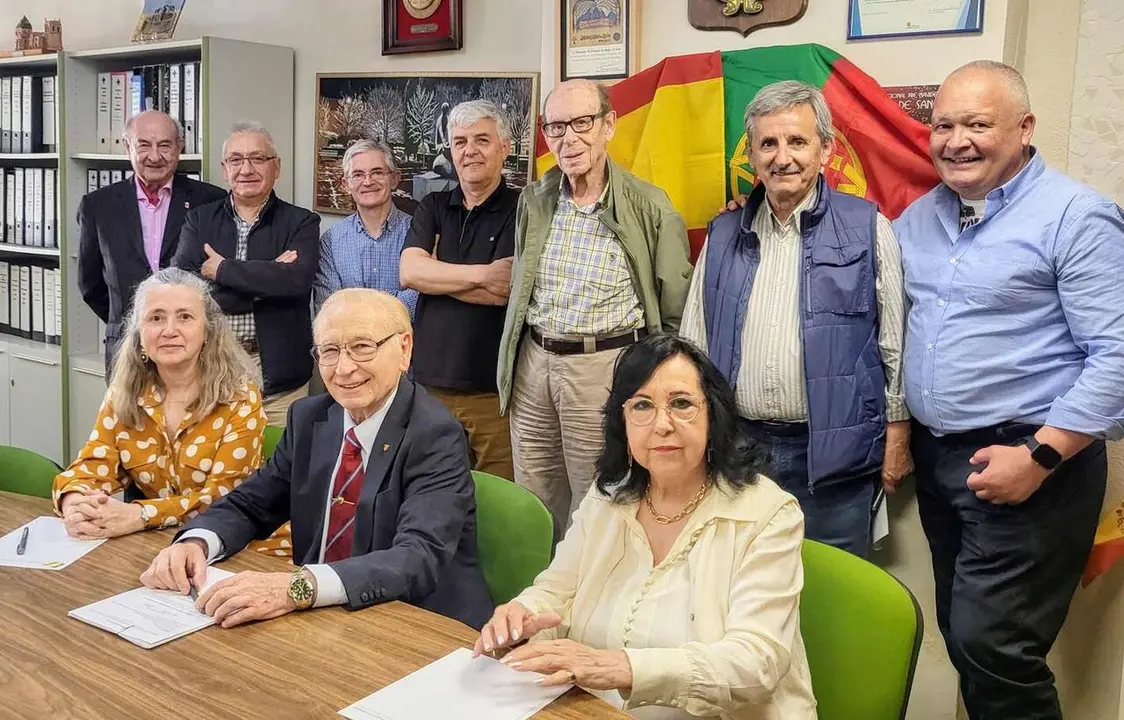 Un instante de el encuentro mantenido por los Amigos de Portugal.