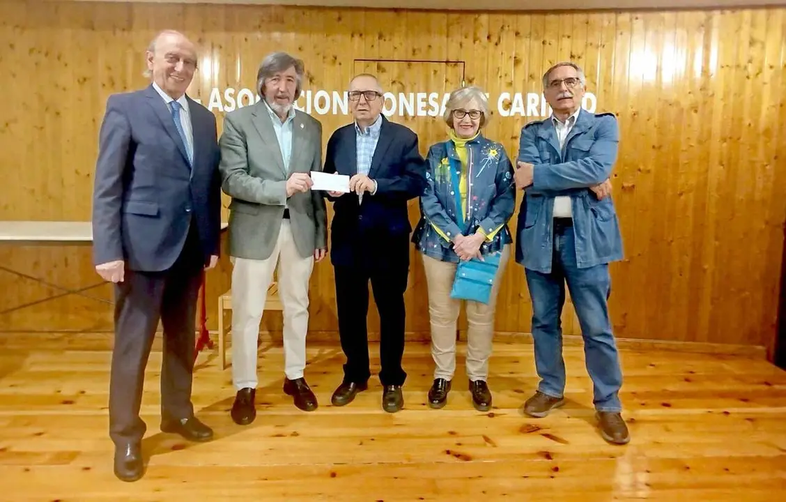 Un instante de la entrega del donativo a Asleca.