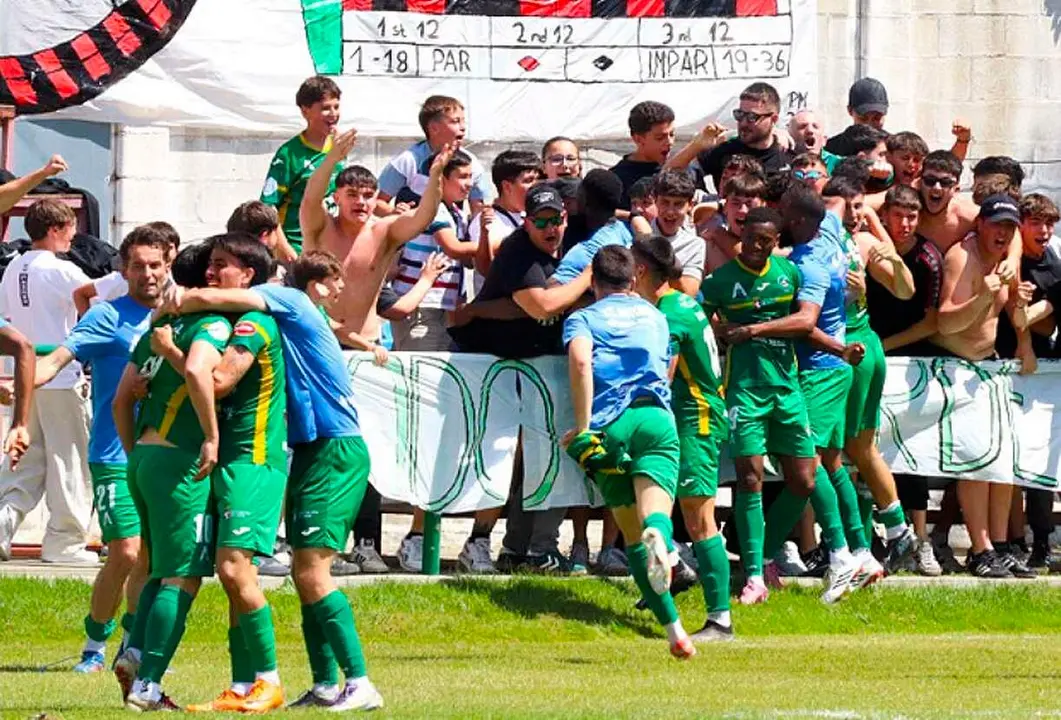 Los jugadores del Atl&eacute;tico Astorga celebran la victoria en el minuto 90.
