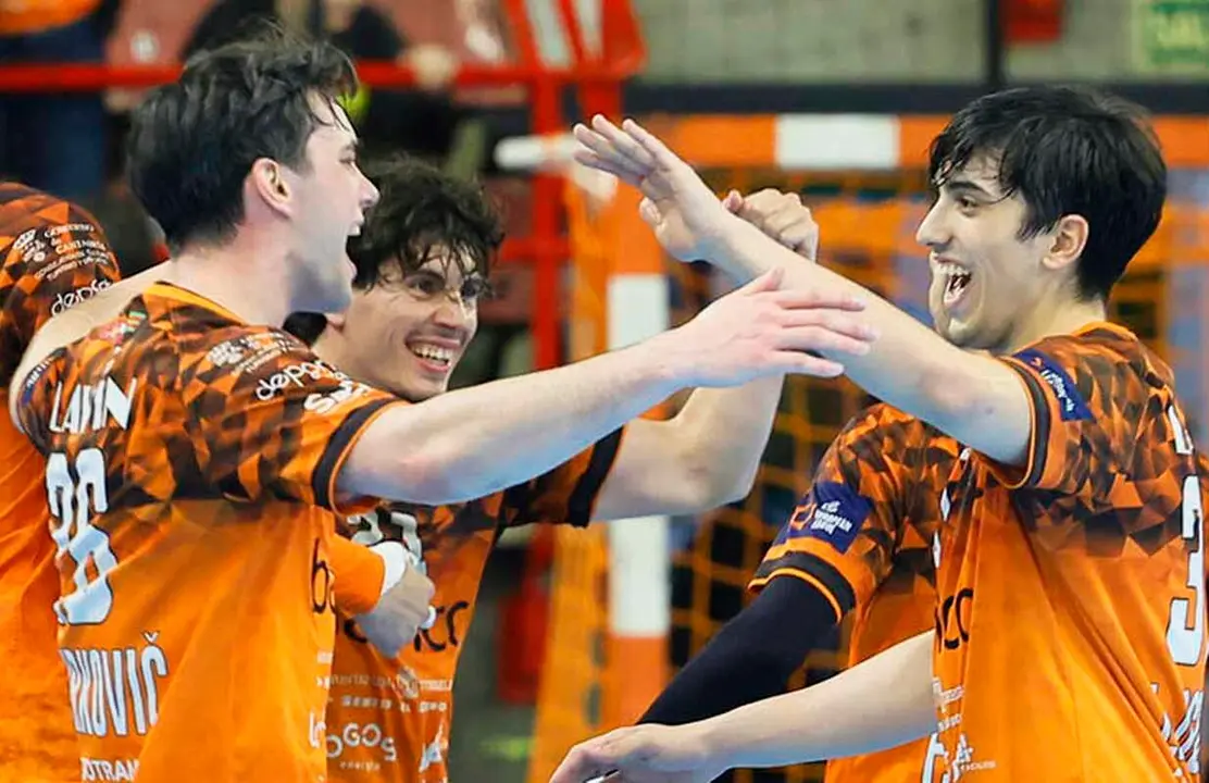 Los jugadores del Torrelavega celebran la victoria ante el Abanca Ademar.