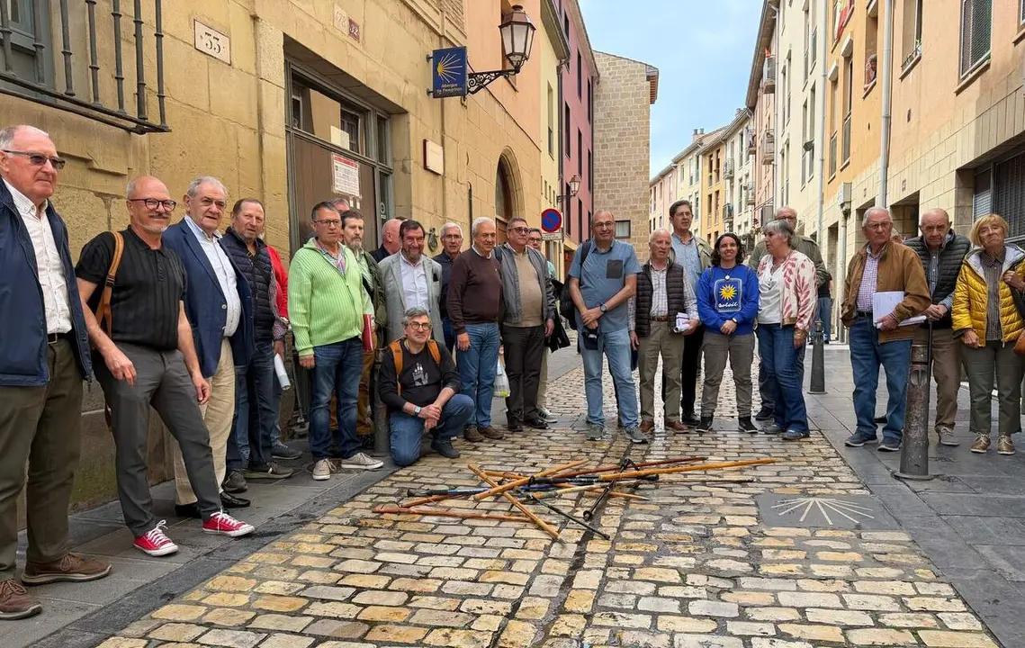 Representantes de las 15 organizaciones que acudieron a la VI Asamblea en el entorno del Albergue de Peregrinos de Logro&ntilde;o (5) (002)